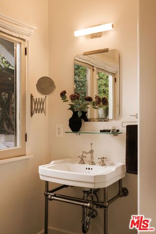 6484 Ivarene Avenue, Los Angeles, CA 90068