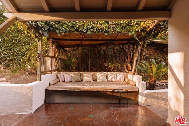 6484 Ivarene Avenue, Los Angeles, CA 90068