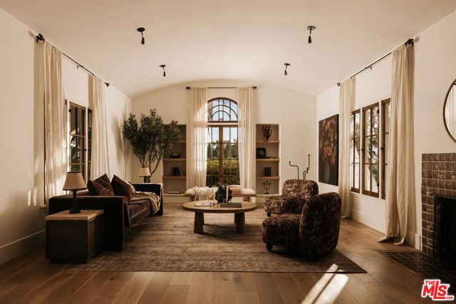 6484 Ivarene Avenue, Los Angeles, CA 90068