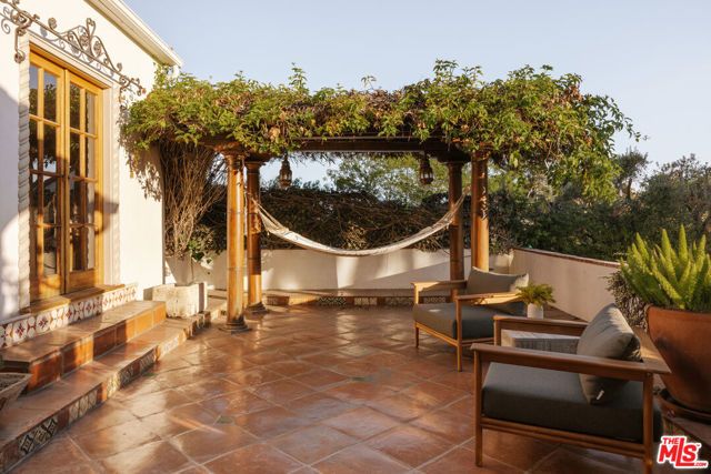 6484 Ivarene Avenue, Los Angeles, CA 90068