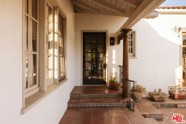 6484 Ivarene Avenue, Los Angeles, CA 90068