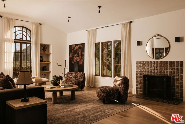 6484 Ivarene Avenue, Los Angeles, CA 90068