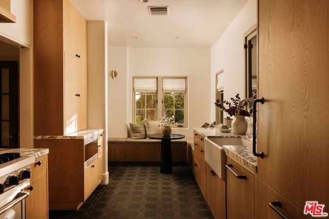6484 Ivarene Avenue, Los Angeles, CA 90068