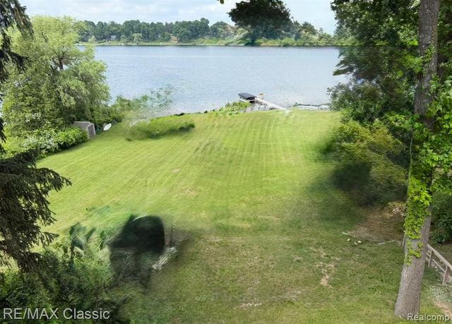 1420 Pettibone Lake Road, Highland, MI 48356