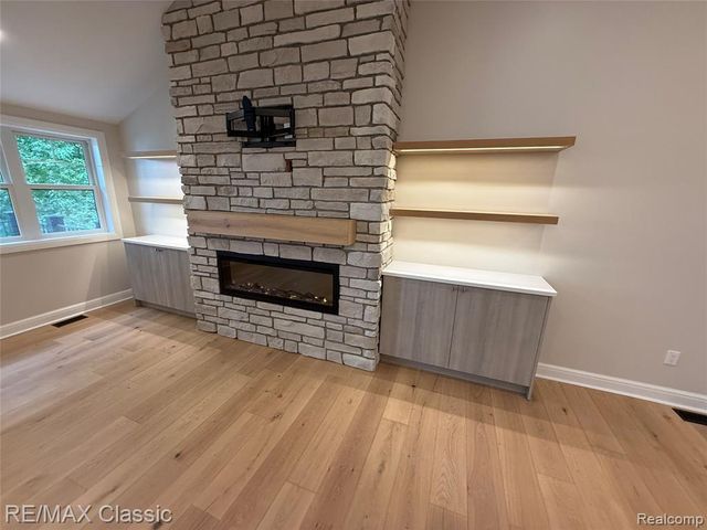 1420 Pettibone Lake Road, Highland, MI 48356