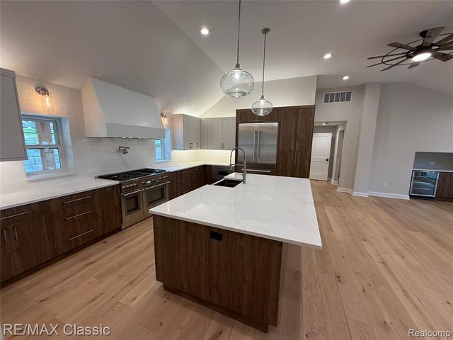 1420 Pettibone Lake Road, Highland, MI 48356