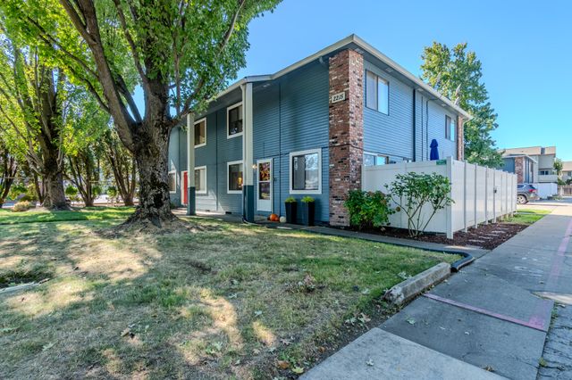 2215 Poplar Drive 2, Medford, OR 97504