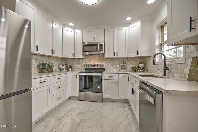 1002 Mountain Breeze Lane, Bristol, TN 37620