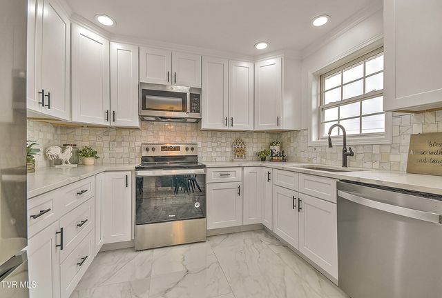 1002 Mountain Breeze Lane, Bristol, TN 37620