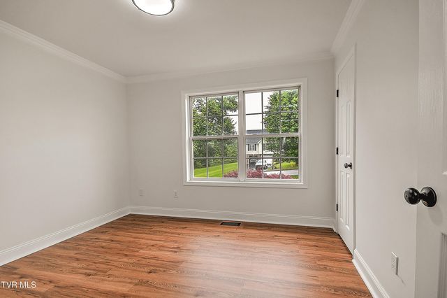 1002 Mountain Breeze Lane, Bristol, TN 37620