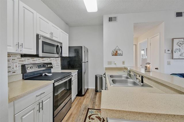 4115 CHATHAM OAK COURT 220, Tampa, FL 33624