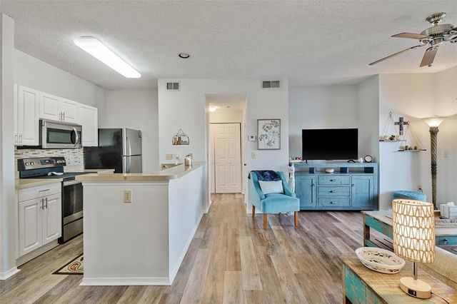 4115 CHATHAM OAK COURT 220, Tampa, FL 33624