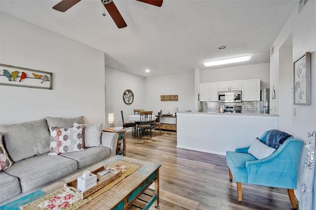 4115 CHATHAM OAK COURT 220, Tampa, FL 33624