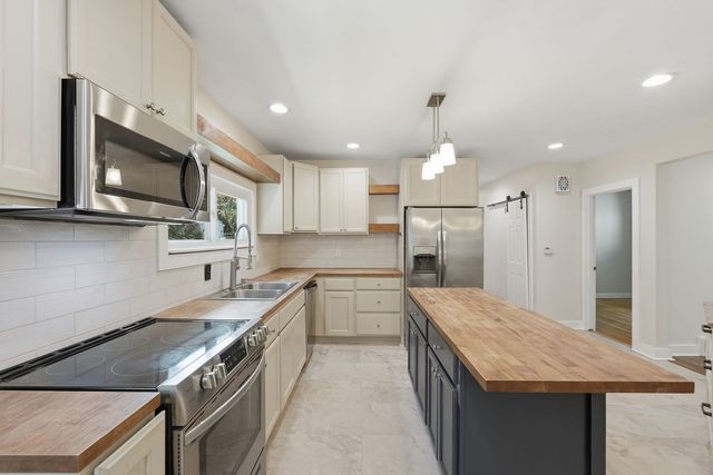 7 Athens St, Auburn, MA 01510