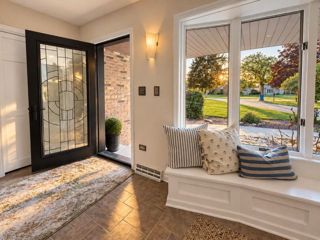 9894 W Oakridge Drive, St. John, IN 46373