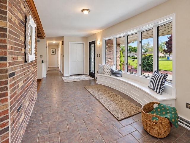 9894 W Oakridge Drive, St. John, IN 46373