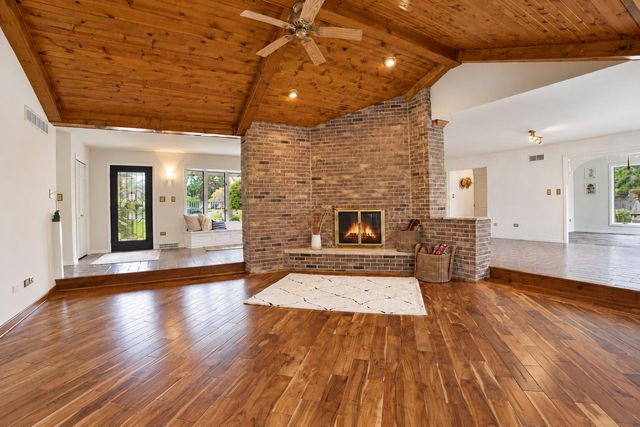 9894 W Oakridge Drive, St. John, IN 46373