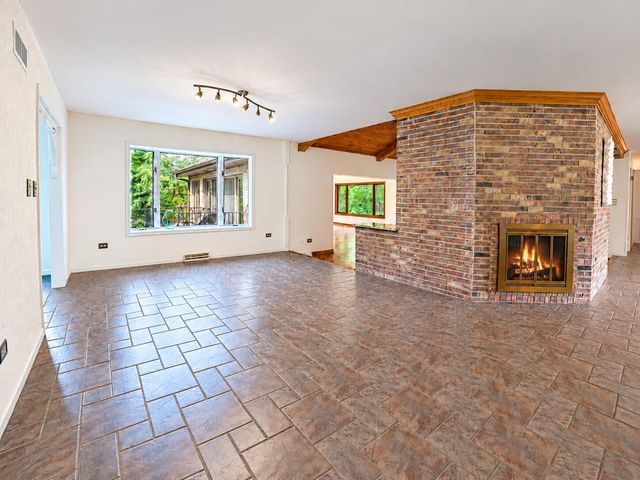 9894 W Oakridge Drive, St. John, IN 46373