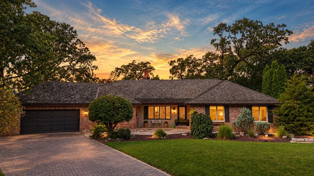 9894 W Oakridge Drive, St. John, IN 46373