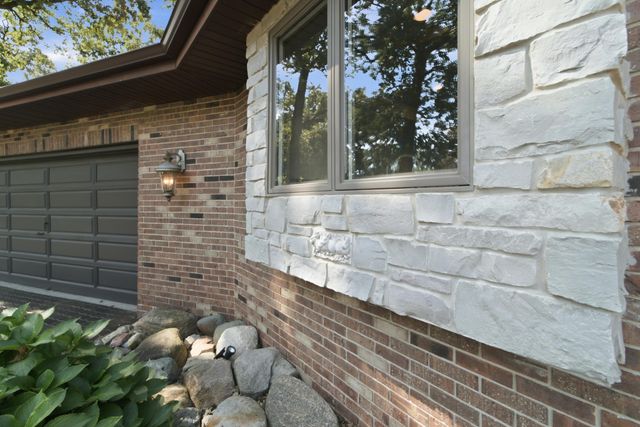 9894 W Oakridge Drive, St. John, IN 46373