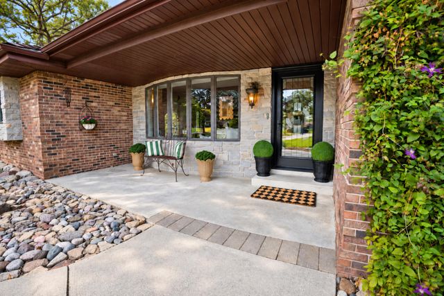 9894 W Oakridge Drive, St. John, IN 46373