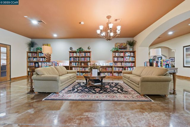 4213 Hovnanian Dr, Sacramento, CA 95834