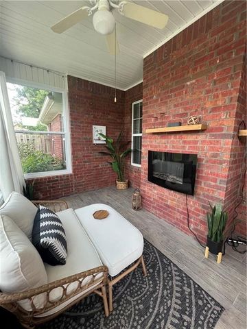 2002 SW Price Avenue, Lowell, AR 72745