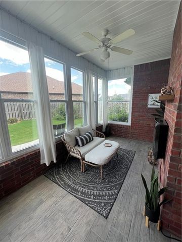 2002 SW Price Avenue, Lowell, AR 72745