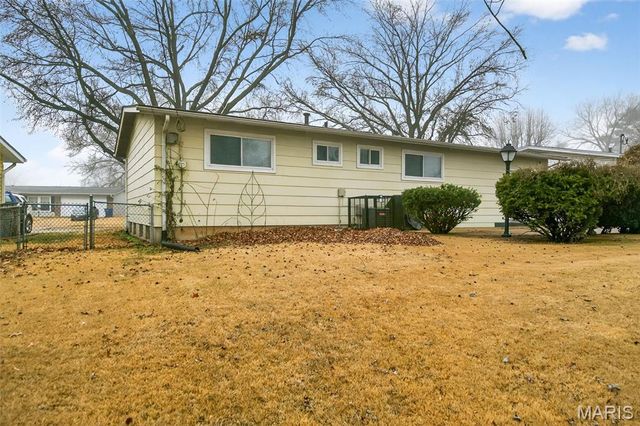 1395 Redbird Drive, Florissant, MO 63031