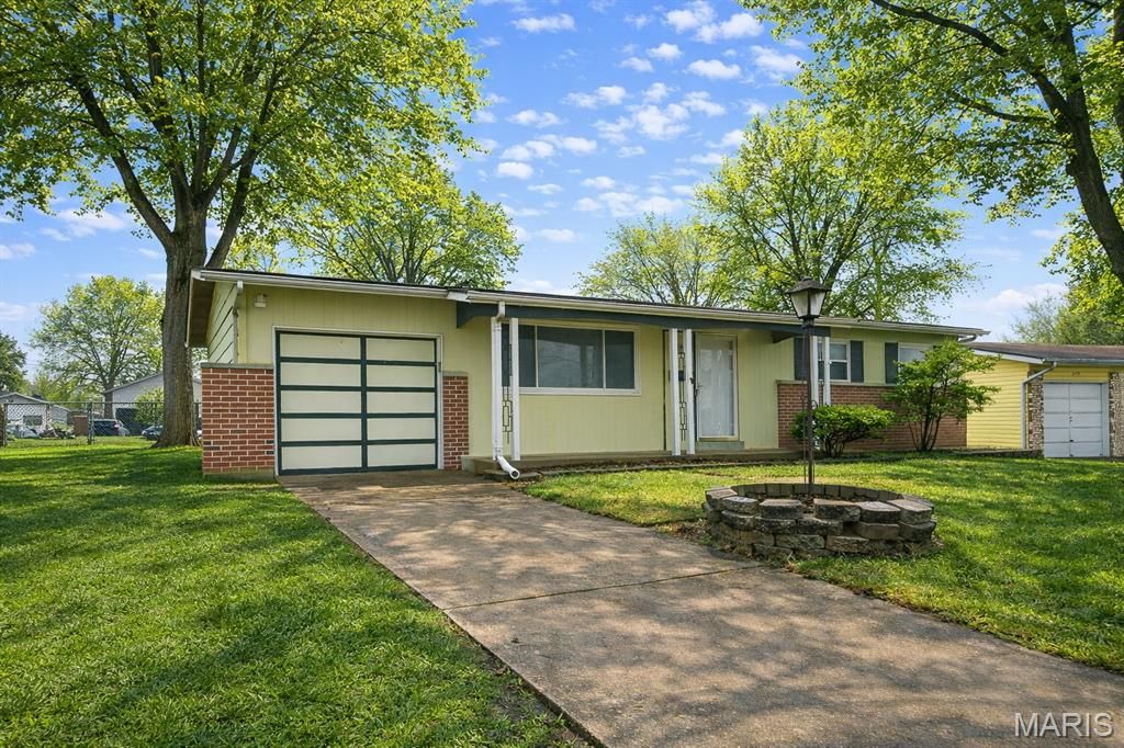 1395 Redbird Drive, Florissant, MO 63031