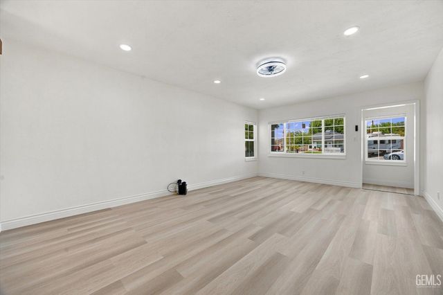 109 La Mesa Drive, Bakersfield, CA 93305