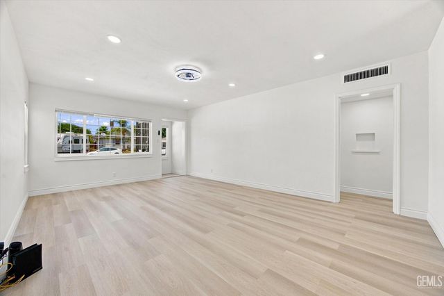 109 La Mesa Drive, Bakersfield, CA 93305