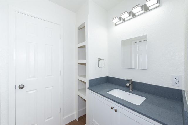 2704 Catalina DR B, Austin, TX 78741