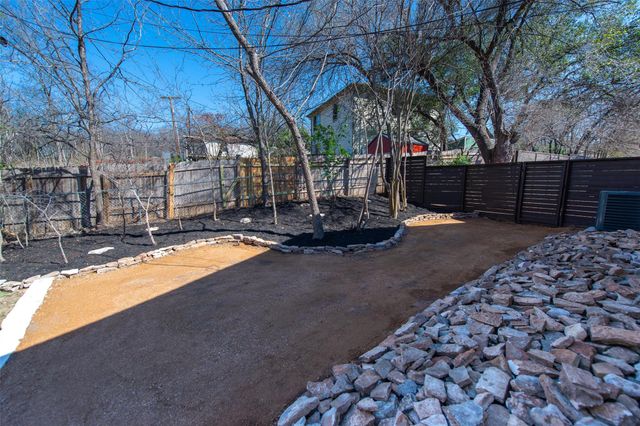 2704 Catalina DR B, Austin, TX 78741