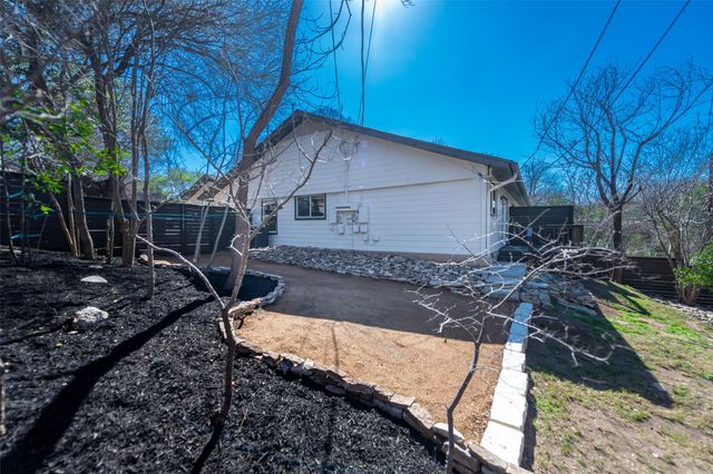 2704 Catalina DR B, Austin, TX 78741