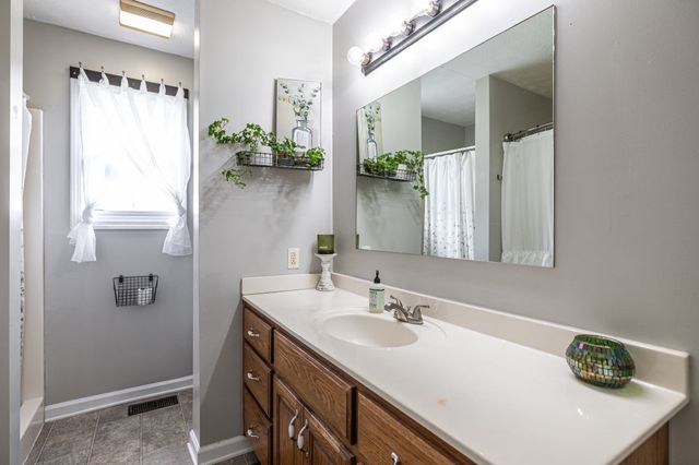 144B Leo Carter Rd, Bethpage, TN 37022