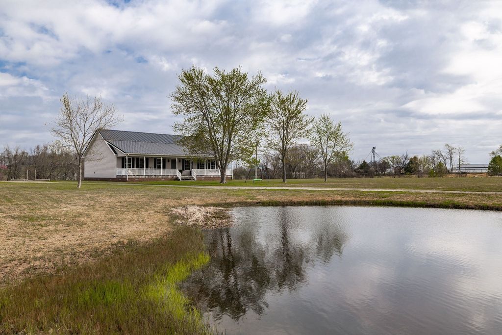 144B Leo Carter Rd, Bethpage, TN 37022