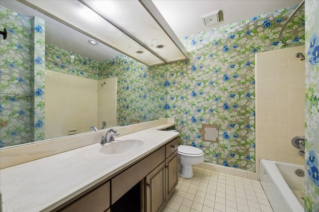 5876 Valley Forge Drive 148, Houston, TX 77057