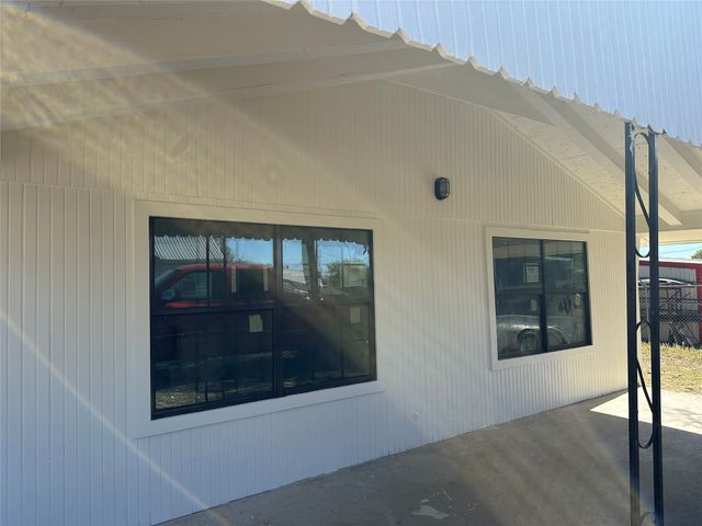 102 N Pinto Street, Comanche, TX 76442