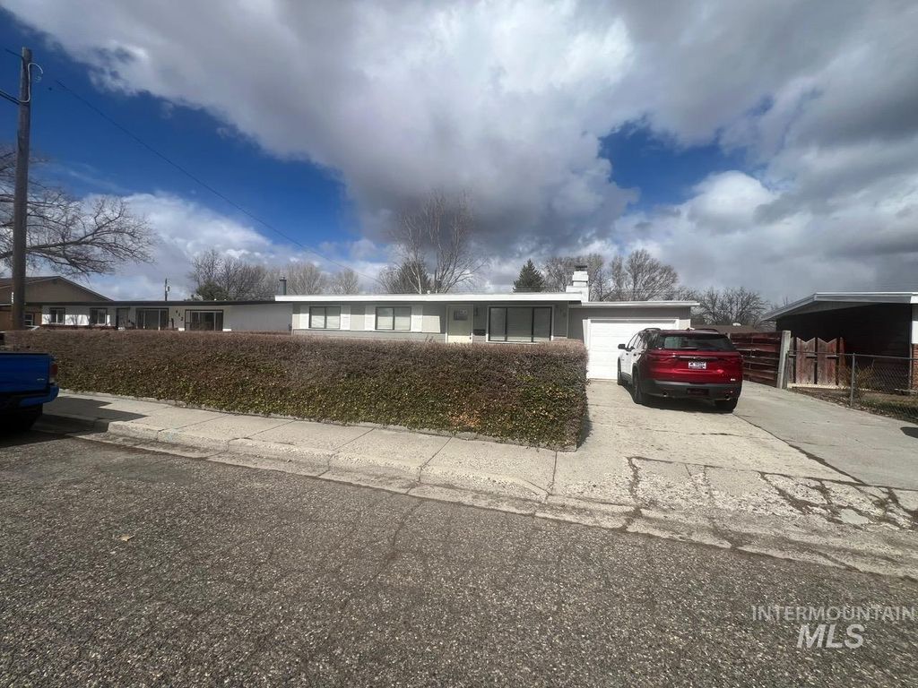 410 Chestnut St, Mountain Home, ID 83647