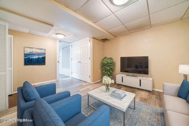 952 Eastern Pkwy, Louisville, KY 40217