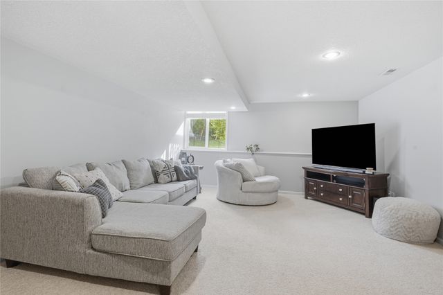 4217 E 48th Street, Des Moines, IA 50317