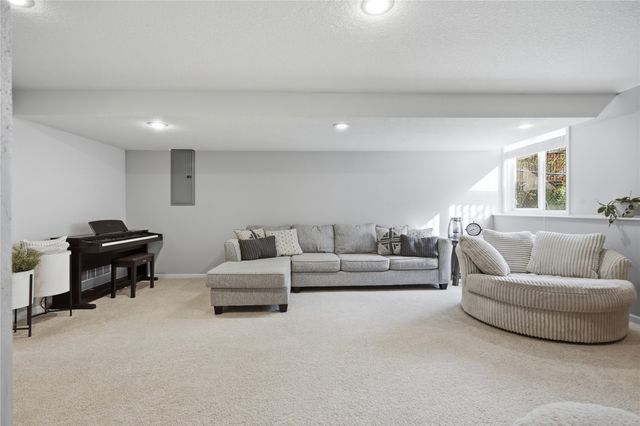 4217 E 48th Street, Des Moines, IA 50317