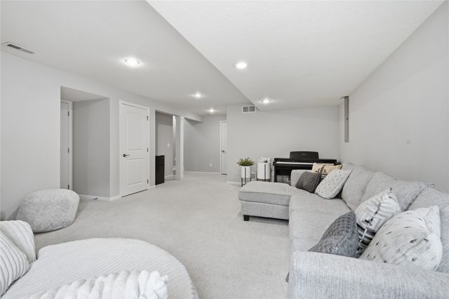 4217 E 48th Street, Des Moines, IA 50317