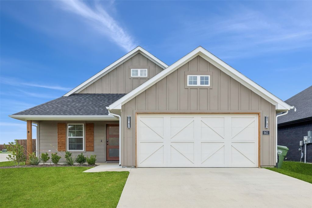941 Tesslynn Avenue, Godley, TX 76044