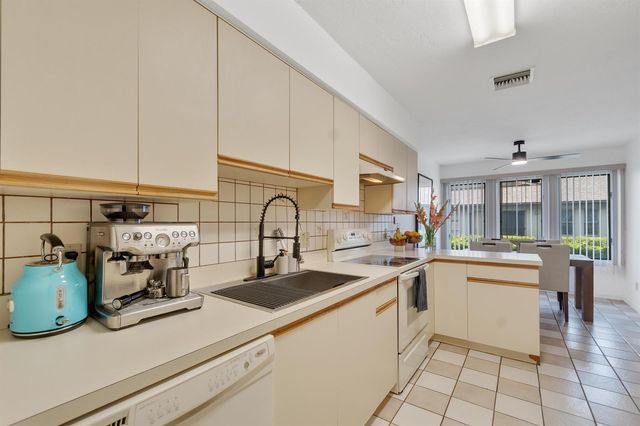 646 CENTRE SW 102, Vero Beach, FL 32962