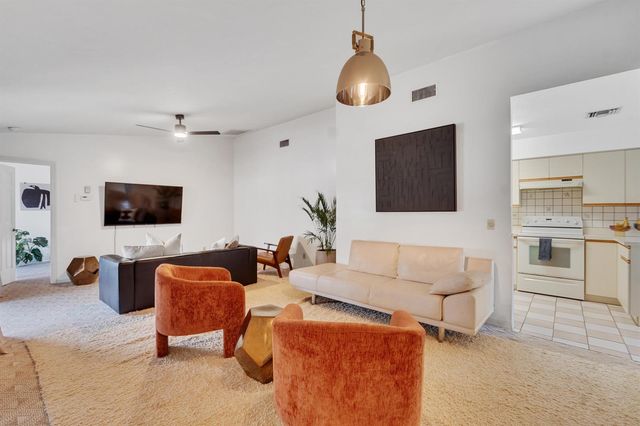 646 CENTRE SW 102, Vero Beach, FL 32962