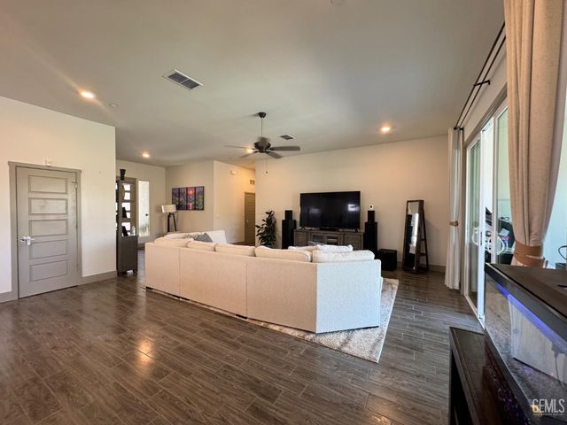 5902 Ocean Jasper Drive, Bakersfield, CA 93313