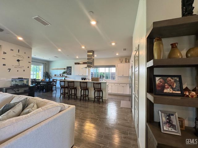 5902 Ocean Jasper Drive, Bakersfield, CA 93313