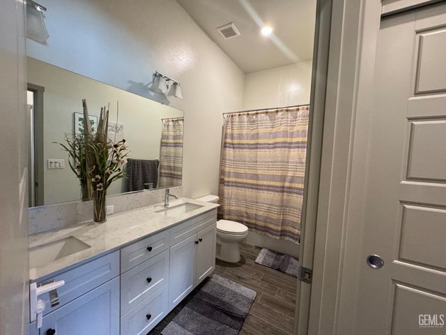 5902 Ocean Jasper Drive, Bakersfield, CA 93313